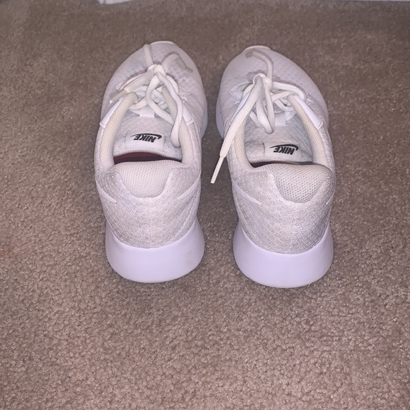 Nike sneakers. Women’s size 7. Good condition - Picture 3 of 4